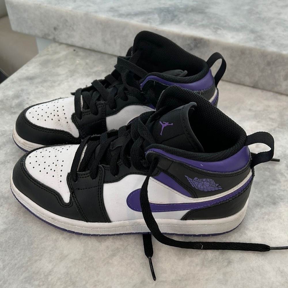 Air Jordan 1 mid little kid size 2youth  used